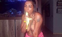Une fille desi pratique ses compétences orales sur une banane tout en exhibant ses petits seins