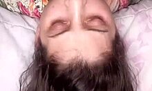 Kjæresten min gir en dyp hals blowjob og blir dekket av sæd