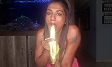 Fata Desi își exersează abilitățile orale pe o banană în timp ce își etalează sânii mici