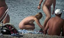 Ξανθιά με αγγελικό κορμί κυκλοφορεί γυμνή σε μια παραλία