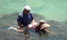 Αισθησιακό υποβρύχιο σεξ με μια καυτή γυμνίστρια που φοράει καπέλο