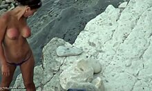 Красотка в трусиках демонстрирует свою попку на нудистском пляже