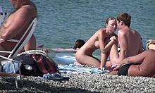 Blondine med en engleagtig krop går nøgen rundt på en strand