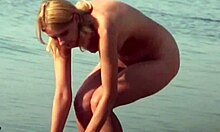 Blondinka z živahno zadnjico razkazuje svoje čudovito telo na prostem v visoki ločljivosti