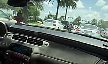 Crystina Rossi suger sin svarte okses pikk i en bil i bevegelse