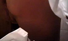 Kinky babe viser fitta si mens hun tisser på et offentlig toalett
