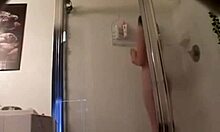 Chica delgada mostrando su cuerpo en un increíble video voyeur