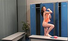 Vitka punca z golim telesom se zapeljivo predstavlja v garderobi