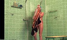 Стройна аматьорка показва мокрото си голо тяло в душовете (HD воайор)