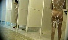 Behaarte Muschi-Chick seift sich vor dem Duschen ein (versteckter Cam-Porno)