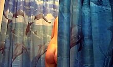 Voyeur-video med en mørkhåret babe i brusebadet