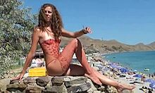 Un reportaj live de la o plajă de nudiști, cu o femeie goală
