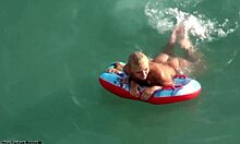 Blondine mit Knackarsch zeigt ihre Vorzüge im Wasser
