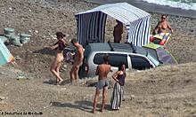 Joven gente caliente caminando desnuda al aire libre