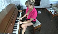 熟女のピアノ奏者と彼女のアマチュア誘惑の試み