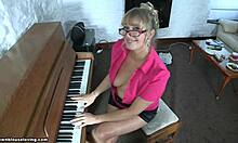 Зряла пианистка и нейните любителски опити за съблазняване