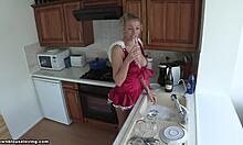 红色起床的金发女友在洗碗,看起来很性感