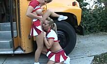 Kuuma cheerleader gets perseestä mukaan hänen koulun ystäviä