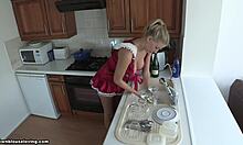 Rød blond kjæreste som tar oppvasken og ser varm ut