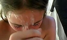 Iubita adolescentă își umple fața cu cremă pentru prima dată