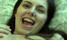 Två nakna lezbo-tjejer knullar varandra på en underbar säng