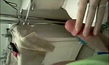 Ellopott házi videó mutatja, ahogy szőke tini csaj baszik a fürdőszobában