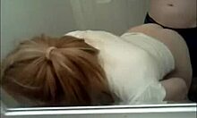 Украденное домашнее видео показывает, как блондинка-подросток трахается в ванной