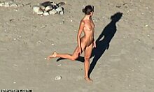 Vídeo voyeur nudista con una morena de piernas largas en HD