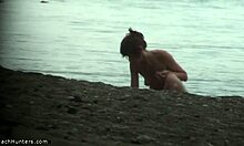 Λεπτή γκόμενα δείχνει το εντελώς γυμνό της σώμα σε παραλία γυμνιστών