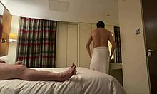 زوجان مثليان هاويان يستمتعان بالجنس في غرفة فندق