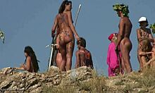 Verschiedene sexy Nudisten verkleiden sich als Amazonen oder so