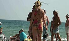 Különböző nudista csajok mutatják be testüket