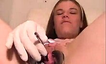 Una donna birichina mostra la sua figa in un video fetish medico ravvicinato