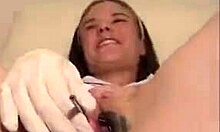 Η άτακτη καυτερή δείχνει το μουνί της σε αυτό το κοντινό ιατρικό βίντεο φετίχ