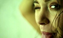 黒髪のアマチュアガールフレンドが出演するアートシーファーツのソロビデオ