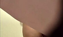 Prsatá blond amatérka se sprchuje a ukazuje své sexy nohy na kameře