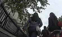Zvrácená turistka bez kalhotek prochází městem: upskirt XXX