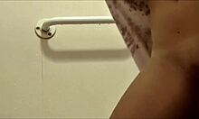 Vollbusige blondhaarige Amateurin duscht und zeigt ihre sexy Beine vor der Kamera