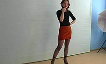 Amatérka s plochým hrudníkom v sukni ukazuje svoje krásne prsia pred kamerou