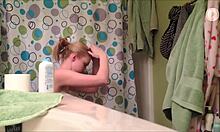 Niegrzeczna blondynka pokazuje swoje blade ciało pod prysznicem