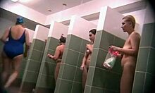 샤워실에서 카메라 앞에서 자랑하는 유혹적인 여자들