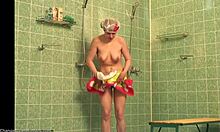 Piersiata laska pokazuje swoje ciało pod prysznicem w jakości HD