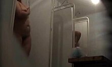 大きな裸のデブが、前のカメラで彼女の巨大な体にシャワーを浴びています。