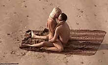 Coppia nudista amatoriale si infiltra per godersi il sesso da dietro su una spiaggia