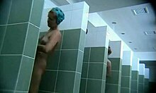 Sexy opálená dievčina ukazuje svoj nahý zadok pod sprchou