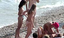 Kinky nahé přítelkyně si povídají a jsou nezbedné na pláži