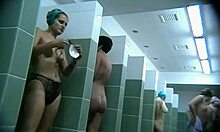 Sexy solbrun jente viser frem den nakne rumpa under dusjen