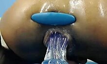 Menghidupkan tembakan close-up: lubang pantat yang terbuka lebar dan vagina yang terbuka lebar