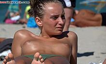 Η μαυρισμένη ερασιτεχνική φίλη δείχνει τα βυζιά της σε μια παραλία γυμνιστών σε HD