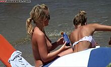 Copines blondes montrant leurs seins et leurs corps chauds sur une plage